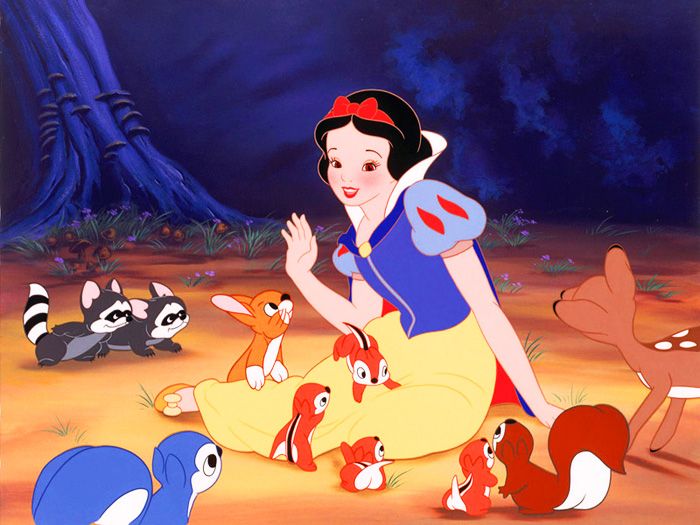 Белоснежка села отдохнуть, лесные зверюшки весело с ней поиграли