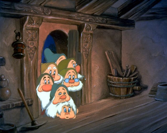 Пришли в хижину ее хозяева — семеро гномов